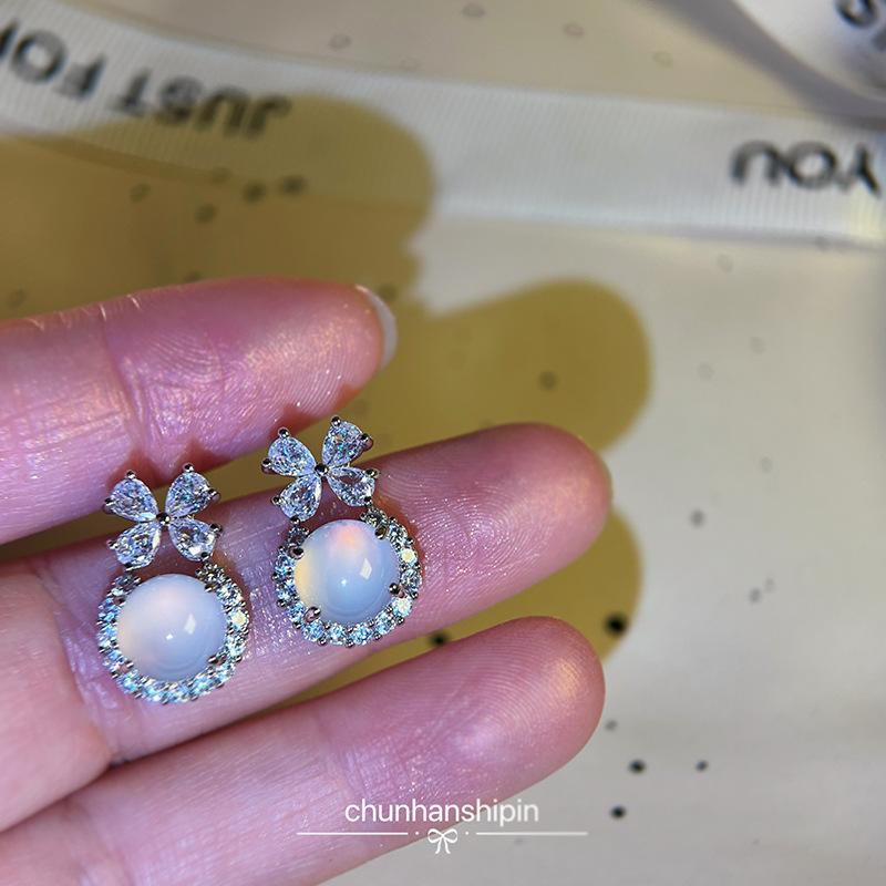 

Xiaoxiangfeng ice-transparent natural white jade mosquito coil disc ear clips,exquisite, high-end sense, no ear piercings, designer earrings.