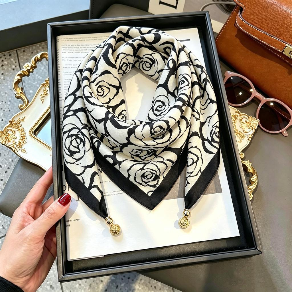 Xiaoxiangfeng new foreign air magnetic buckle scarf high-end triangular scarf versatile neck protection scarf printed windproof square scarf