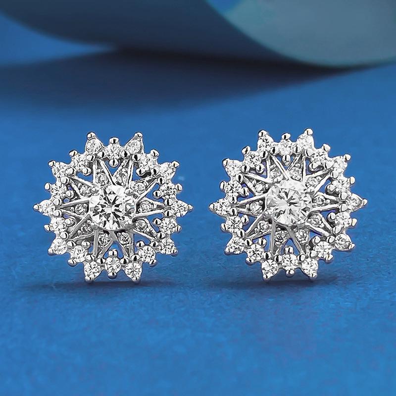 

Hui Zhiyi S925 Silver Christmas Snowflake Stud Earrings, Fashionable and Versatile for Everyday Wear S925 Silver