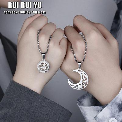 RUI RUI YU Creatieve Zon en Maan Paar Ketting Holle Titanium Stalen Riem Kristallen Hanger Ik hou van je Gekoppelde kettingen Mannen en vrouwen Sieraden Cadeau