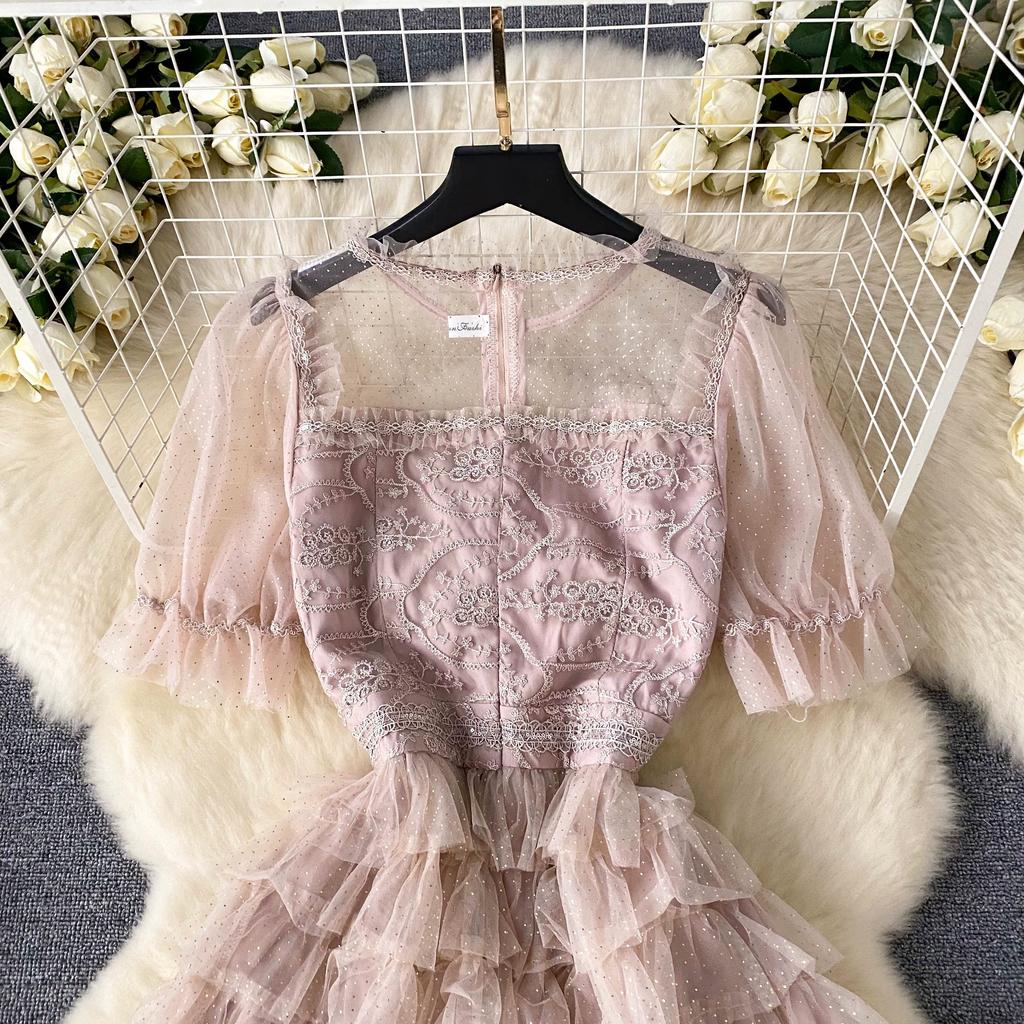 Letní dámské elegantní výšivky s květinovým vzorem a síťovanými šaty na dort