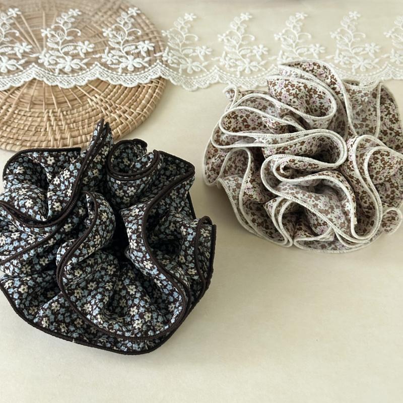 Übergroße Haarbänder mit Rüschenrand und Blumenmuster, Hohes Volumen, Visuell aufwertende Scrunchies, Ästhetische Haarteile im Pastorallook
