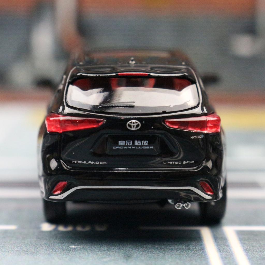 1/64 TOYOTA Crown Kluger Hibrid Miniatűr Modell JKM Prémium SUV Játékautó Jármű Szabadon Futó Diecast Ötvözet Gyűjtemény Ajándék