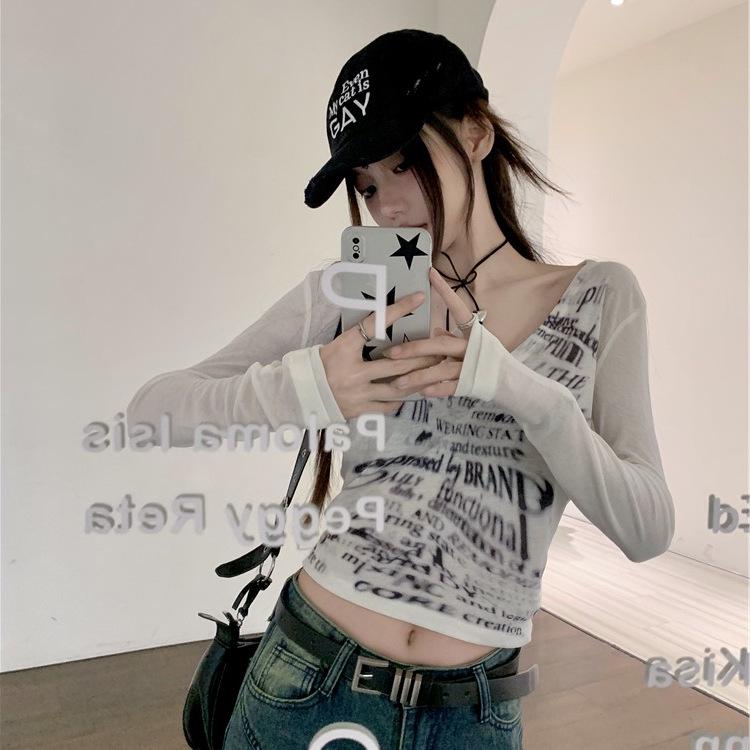 Women's Y2K Slim Fit V-Neck Letter Print Long Sleeve Crop Top