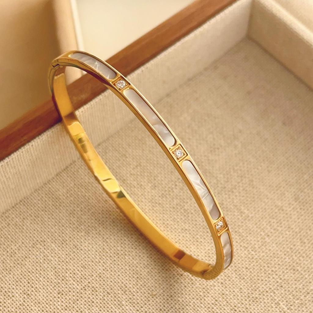 Luxusní dámský náramek z titanové oceli se zirkony a akcenty z bílé perleti