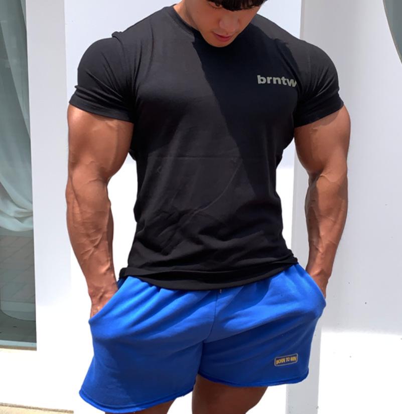 Pánske priedušné elastické fitness tričko úzkeho strihu na tréning