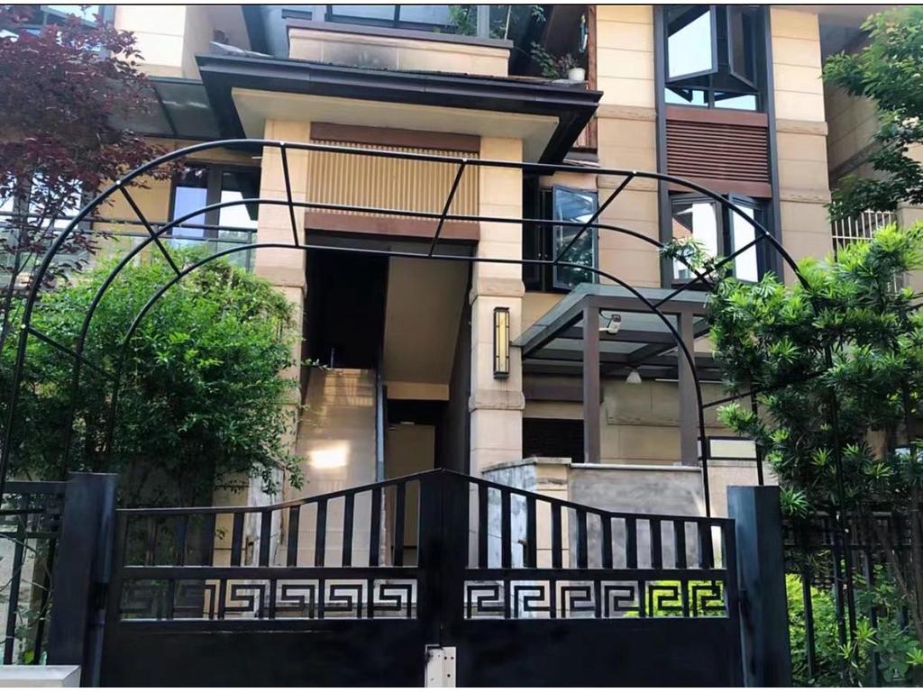 Rust-Proof Arch Trellis: Reinforced Climbing Vine Stand for Indoor/Outdoor Gardens and Courtyards.