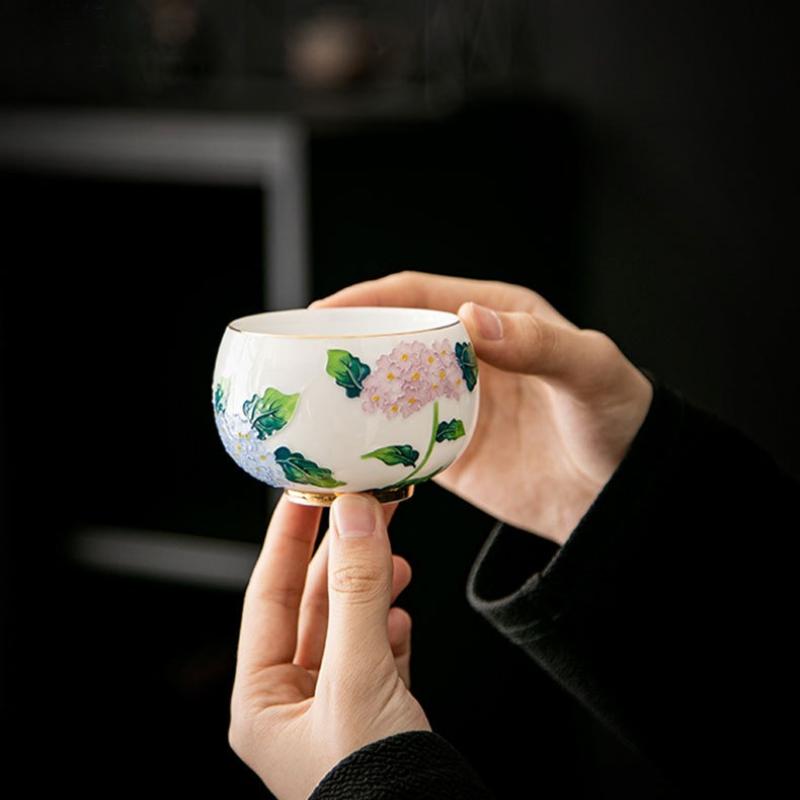 High-end hand-painted master cup ceramic teacup creative hydrangea white porcelain arhat cup kung fu tea set personal tea bowl