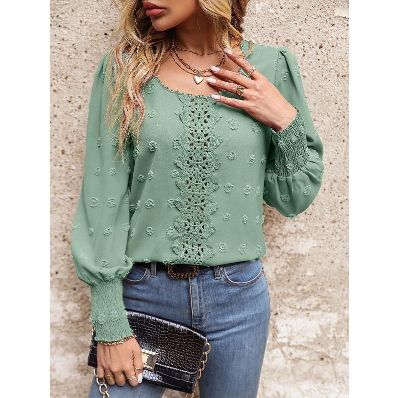 Koszula damska z okrągłym dekoltem i bufiastymi rękawami oraz dużymi kropkami i koronką