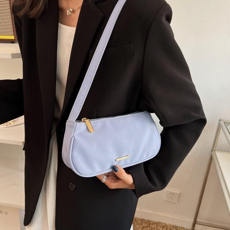 

Chic And Minimalist Nylon Crossbody Bag For Women Available In Multiple Colors небо синє кольору