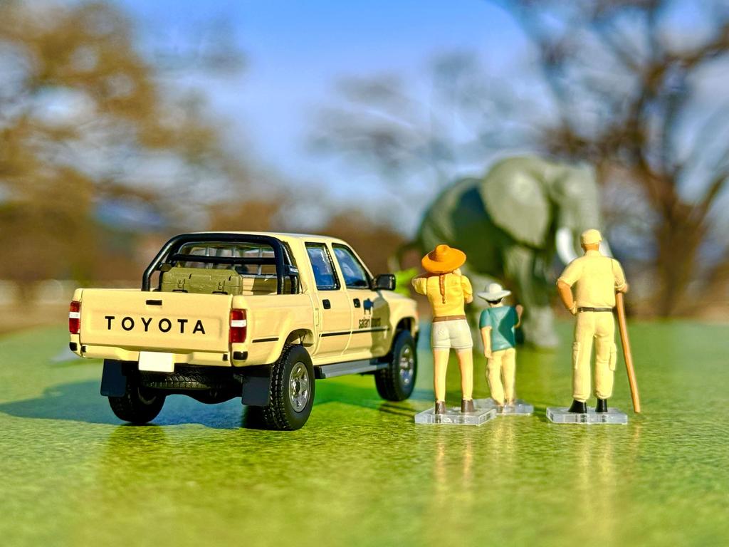 Tomytec Kaiyodo x Tomica Limited Vintage DioColle 64 #CarSnap 29a Safari 2 (Toyota Hilux 4WD Pickup with Double Cab) ABS Resin and PVC Figures and