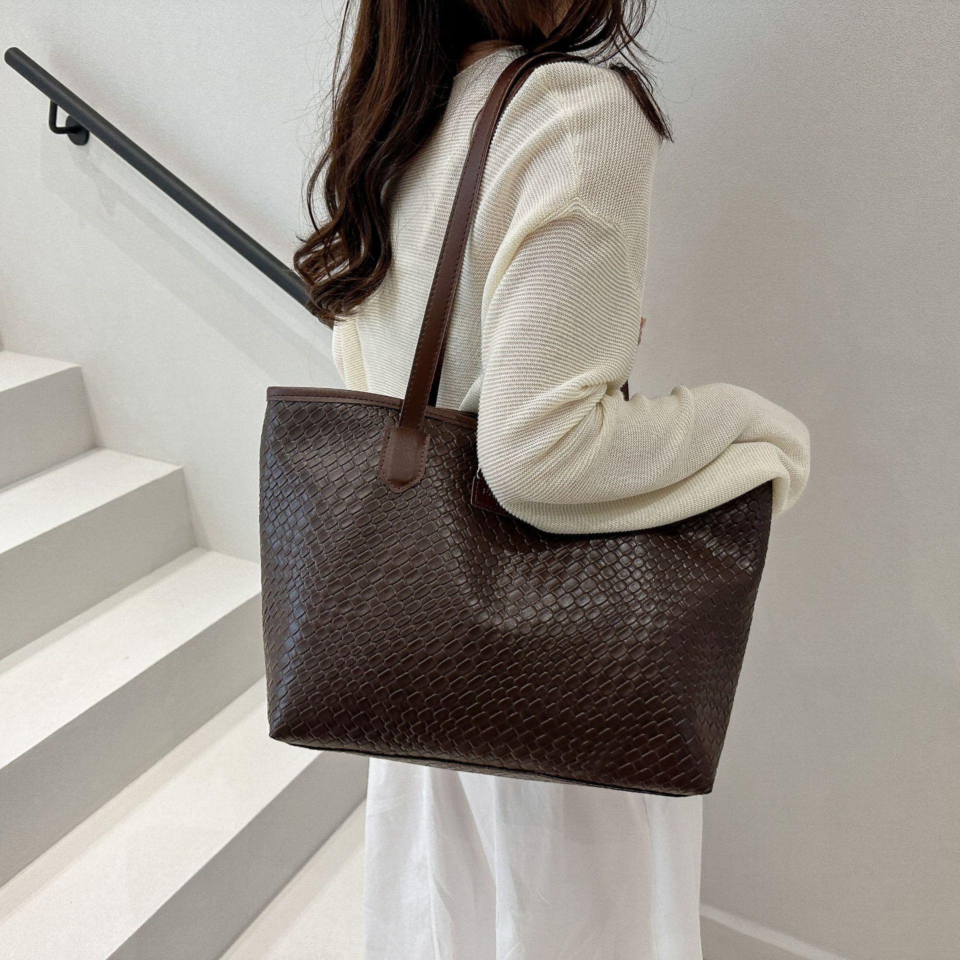 Стильная универсальная плетёная сумка-тоут через плечо 2025: Большая вместимость и модный