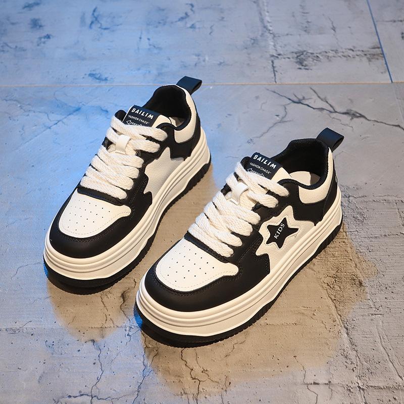 Super angesagte kleine weiße Schuhe für Damen 2025 neu Frühling und Herbst dicke Sohle Schuhe vielseitige schwarz-weiße Sterne Panda Schuhe ins Tide