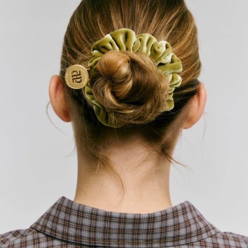 

Бархатная резинка для волос с подвеской-монетой DEPOUND - оливковая olive