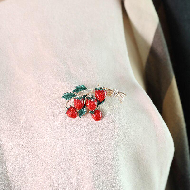 Blucome Enamel Strawberry Brooches For Women Girls Wedding Party DIY Statement Lovely Fruit Accessories Hat Bag Brooch Bijoux