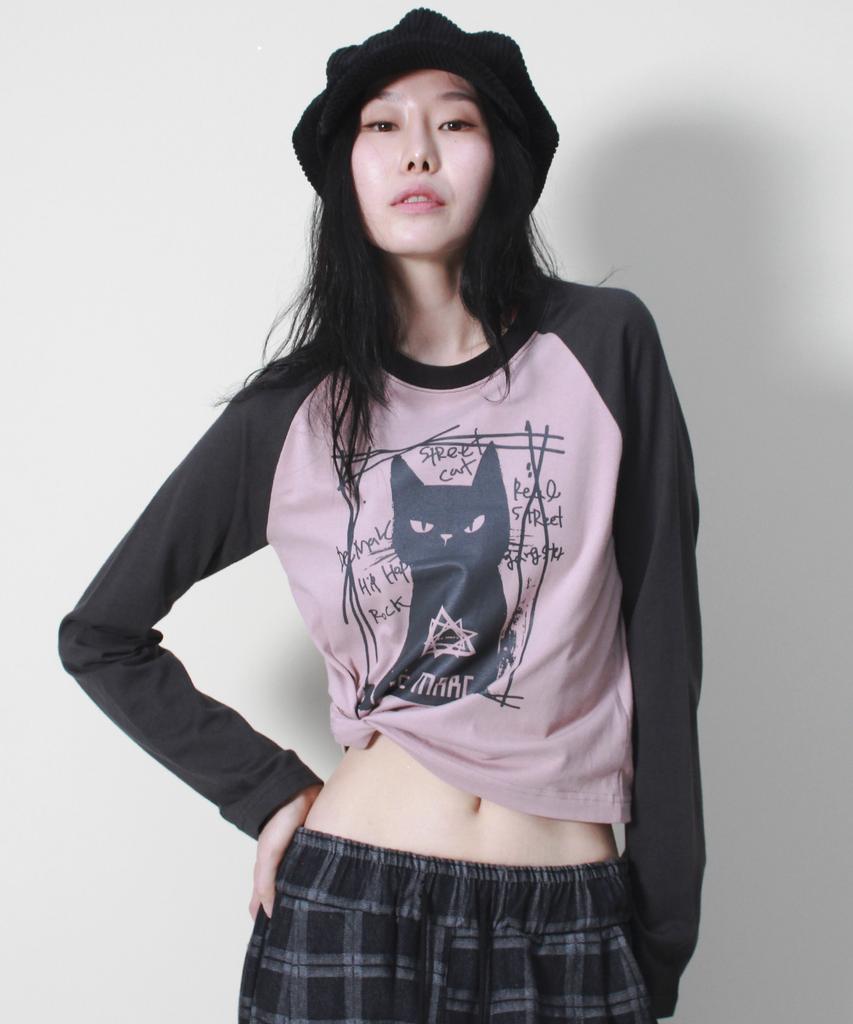 Deumakeu Boss Cat Raglan Semi-Crop Long Sleeve T-Shirt Pink & Charcoal