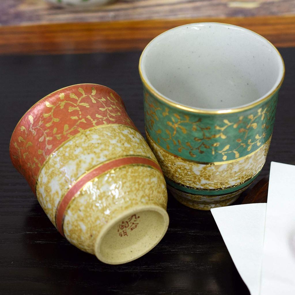 Waza no Kura Stylish Pair of Kutani Ware Teacups, Gold Arabesque Design, Ceramic, Japanese Tableware, Made in Japan, Perfect for Wedding Anniversaries