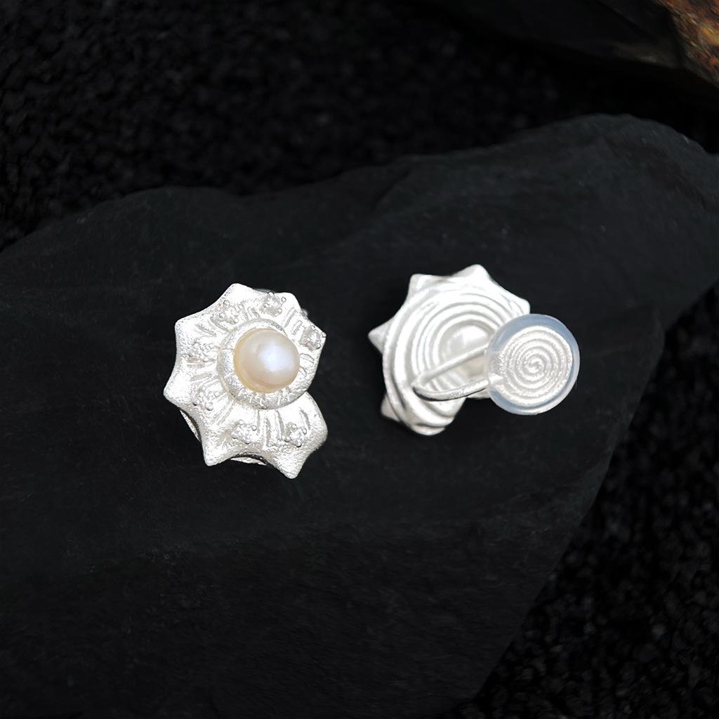 Matte sandgestrahlte Muschelperlen- & Zirkonia-Ohrstecker - Nischen-Literaturstil für Damen