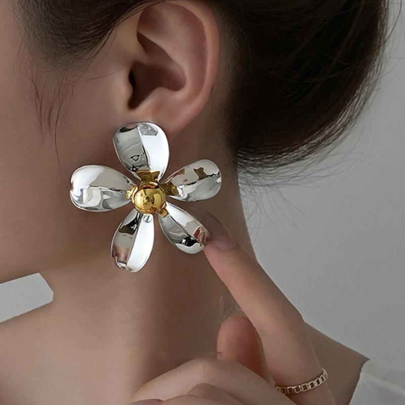 Glossy Flower Stud Earrings Sweet Cool Wind Exaggerated Earrings Fashion Personality Earrings Niche High Sense