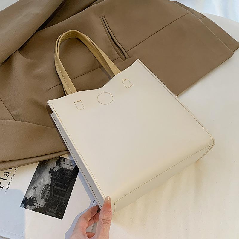 

Простая портативная повседневная однотонная сумка-тоут весна 2025 популярная сумка новая тенденция женская сумка мода на плечо бежевый