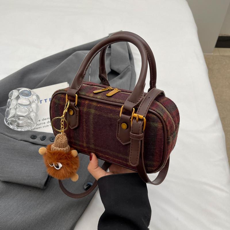 Trendy Boston Mini Bag For Women 2023 New Winter Unique Design Woolen Color Block Handbag красный