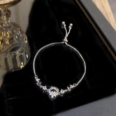 Elegantní náramek se zirkony a motýlem - stylové dámské šperky
