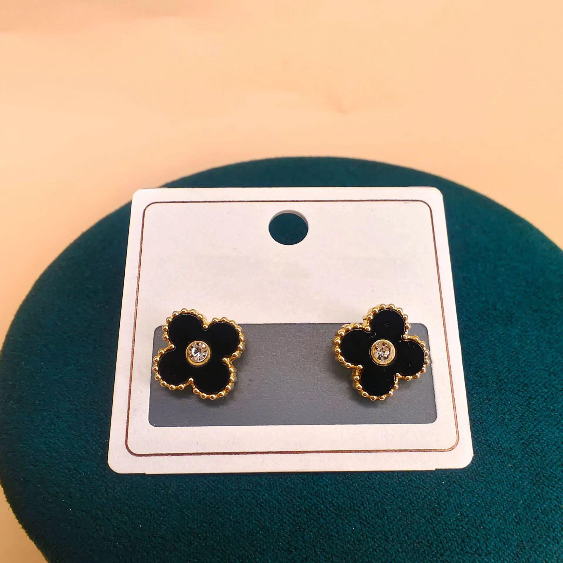 

Новый четырехлистный клевер с бриллиантовыми серьгами, женские не теряют цвет, с сетчатыми красными перламутровыми серьгами, антиаллергенные серьги