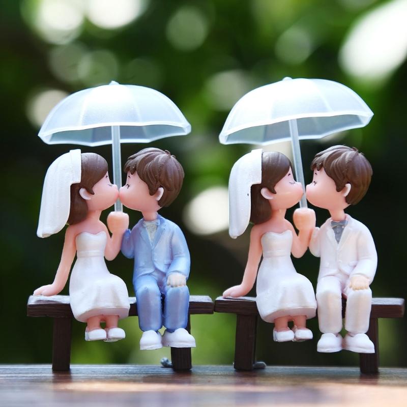 Charm Holding Umbrella Lover Statue Figurine Miniature Figure For Wedding Party and Home Shelf Display Decoration