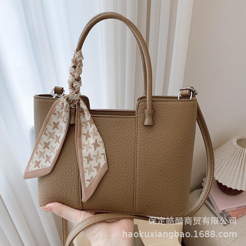 Portable commuter bag, women's 2025 new trendy Korean tote bag, premium foreign style messenger bag, shoulder bucket bag.