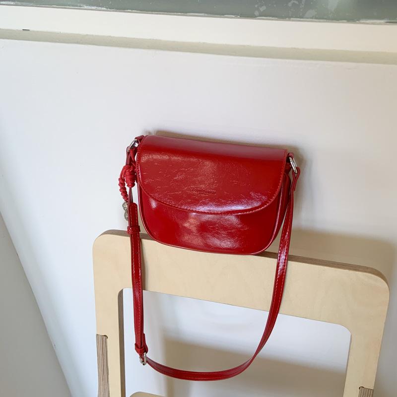 

Нишевый дизайн маленькая сумка женская сумка 2025 новая модная сумка-мессенджер высококлассная сумка-седло подмышку красный