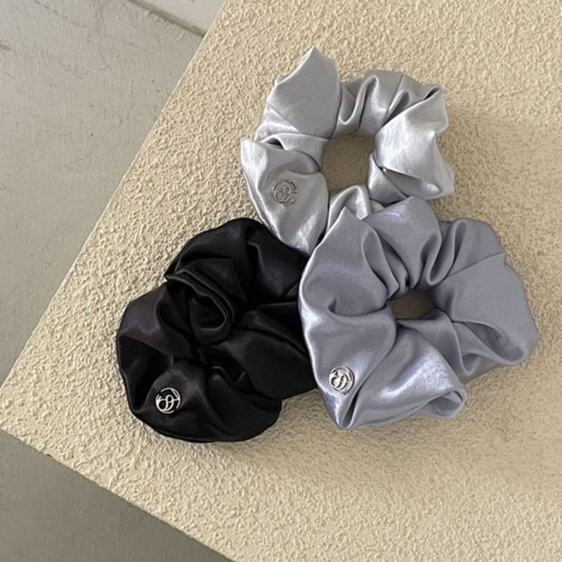 38comeoncommon Silky Satin Scrunchie (Black)