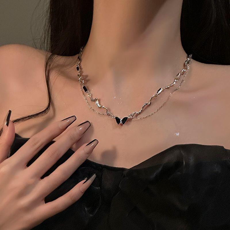 BLINGBAY Collier Pendentif Femme Double Couche Papillon Noir Collier Léger Luxe Hot Girl Clavicule Chaîne Chandail Chaîne Accessoires Bijoux Cadeau