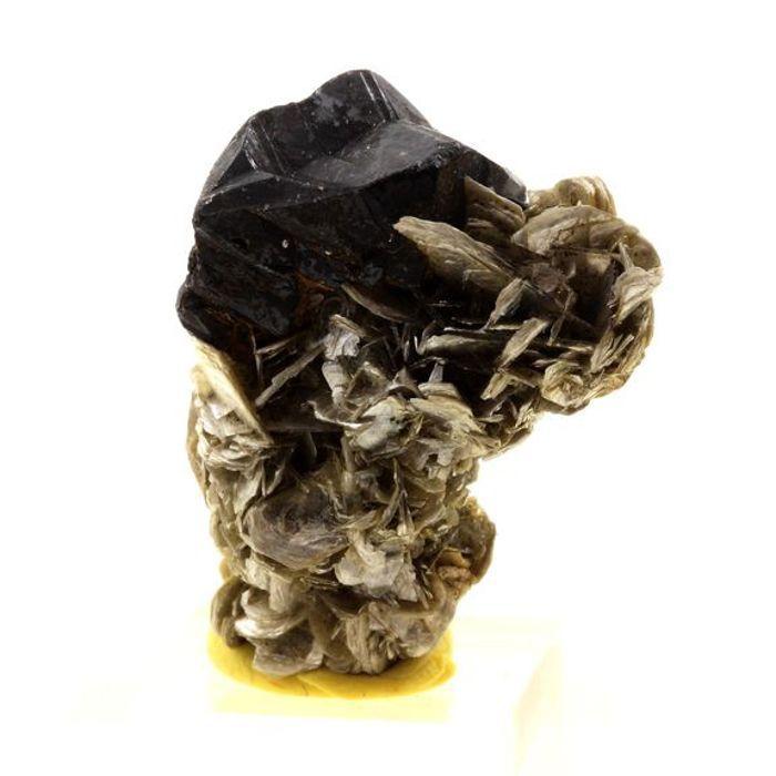 Pierres et Minéraux. Cassiterite, Muscovite. 87.5 ct. Pingwu beryl mine, Mianyang, Sichuan, Chine.