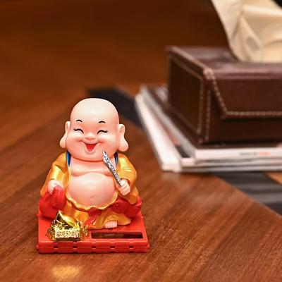 Articoli Decorativi per Cruscotto Auto – Monaco Buddha Solare con Testa Mobile e Mano che Tiene Potli di Denaro | Buddha Portafortuna Feng Shui