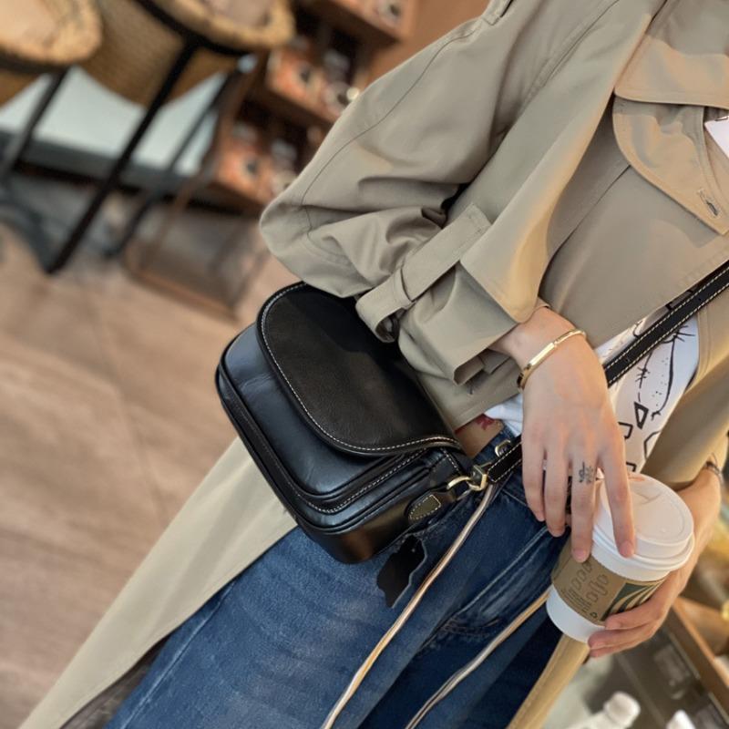 Leather women's bags New retro niche shoulder bags Premium texture commuter messenger bags Versatile women's bags