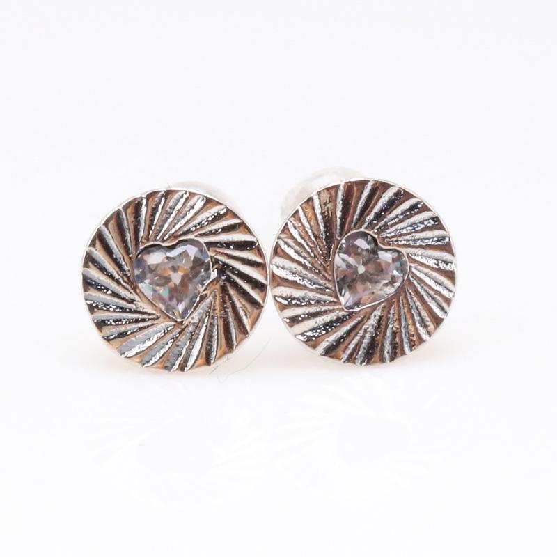 Heart-shaped White Copper Shell Earrings for Women - Retro, Simple, Fashionable Studs