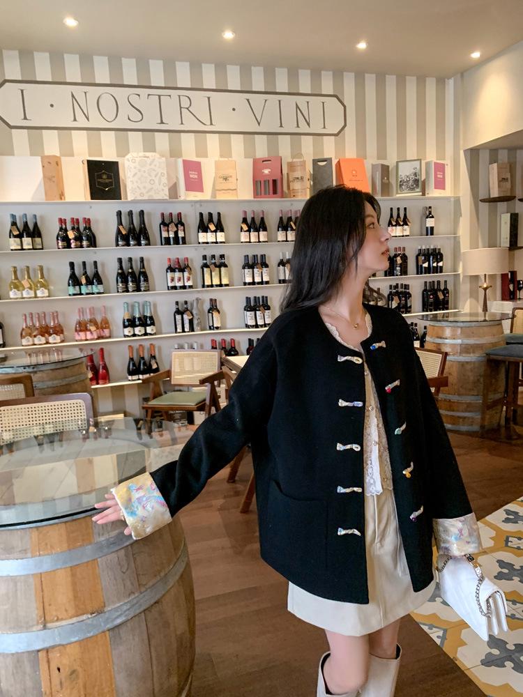 

Red Wool Double-Faced Short Loose Chinese-Style Tang Suit Coat with Frog Buttons, Plus Size M [62.5-77.5 kg] чорний