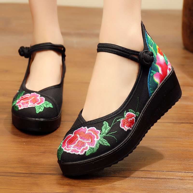Ethnic style embroidered shoes Laobei cloth shoes women's shoes autumn shallow mouth strap embroidered shoes square dance dancing shoes mother shoes