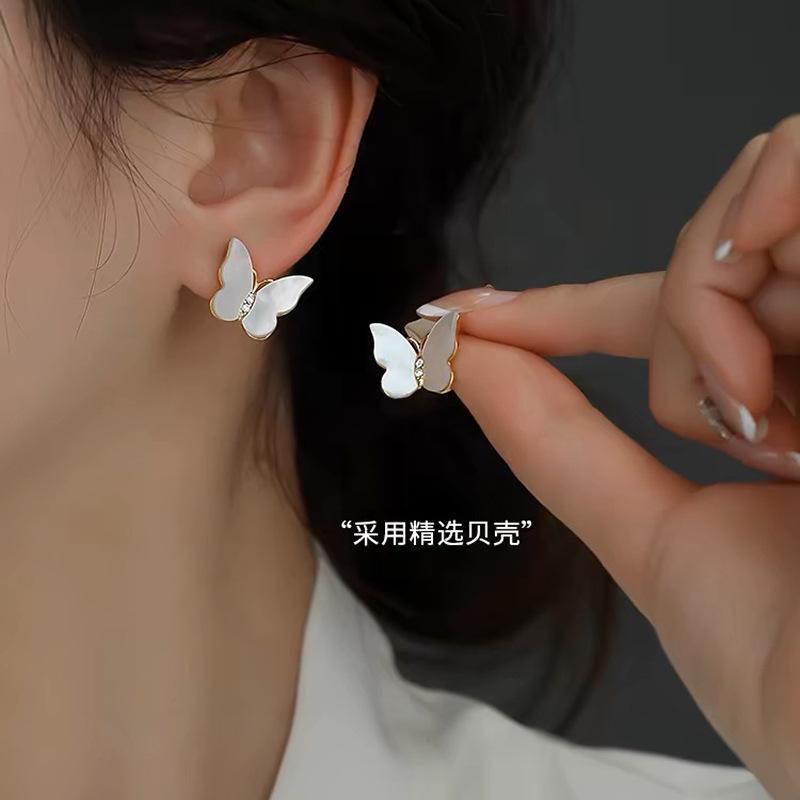 

Natural high-arc shell butterfly ear clips without ear piercings, high-end niche earrings, fashionable and exquisite mosquito coil disc earrings.