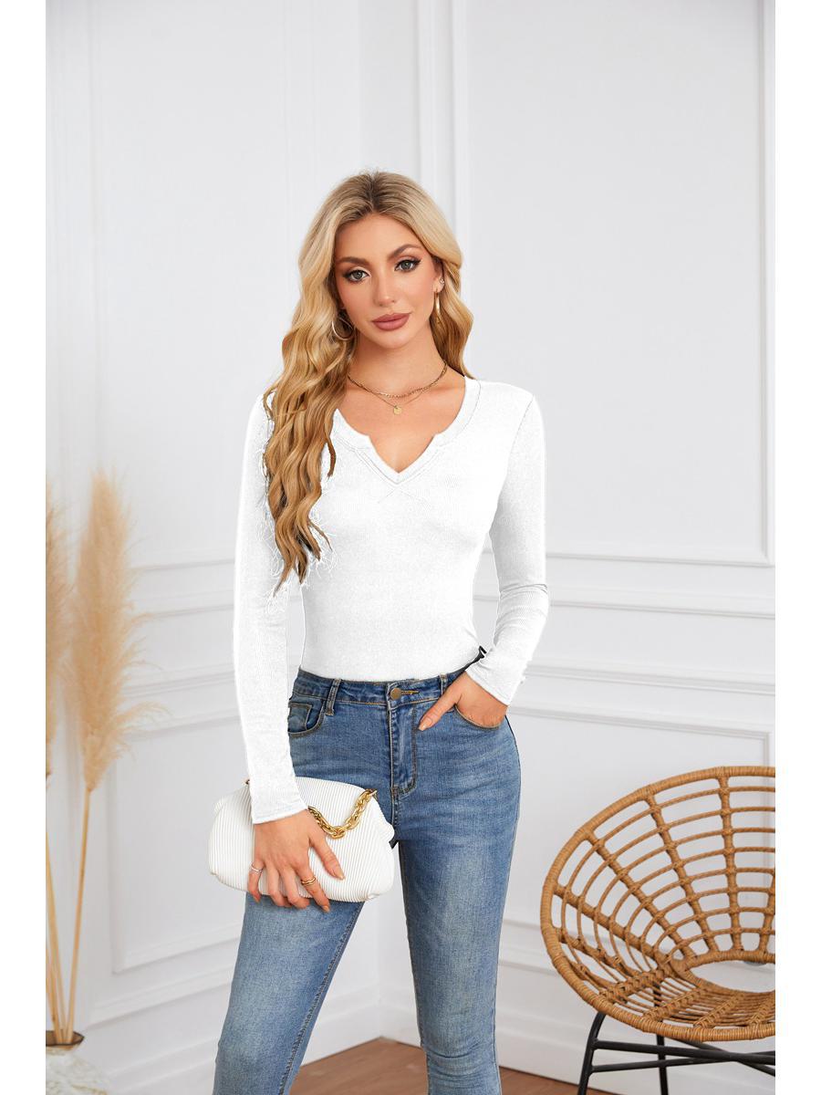 

Женская футболка с глубоким U-образным вырезом и длинными рукавами - трендовая мода 2024 года M белый