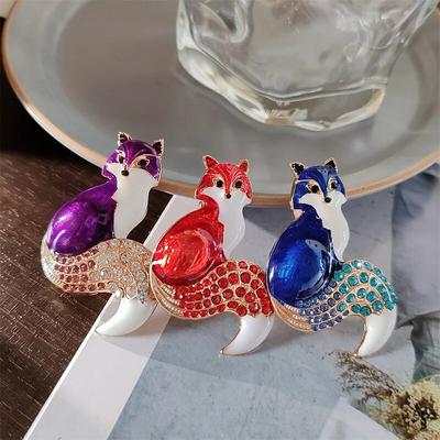 Enamel Sitting Fox Brooches for Women Unisex Lovely Zircon Animal Foxtail Party Office Brooch Pin New Year Jewelry Drop Oil Rhinestones Pin Corsage