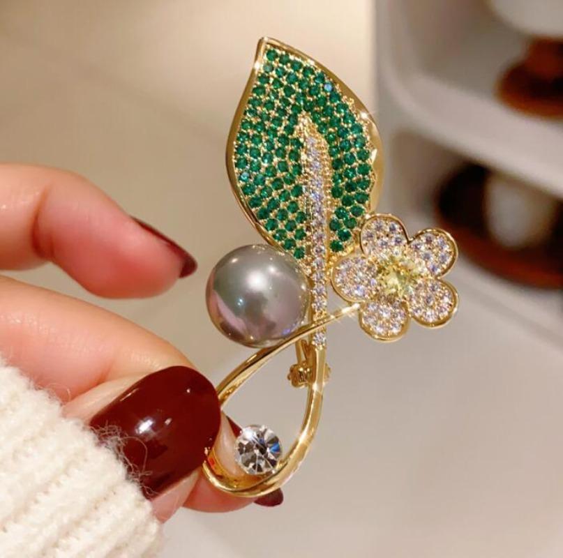 Super Beautiful Crystal Green Leaf Plant Flower Brooch for Women Banquet Corsage Elegant and Versatile Pearl Suit Pin