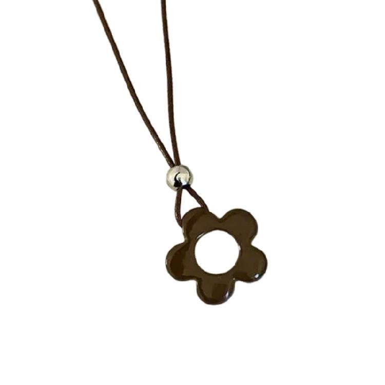 

Graceful Flower Charm Necklace with Adjustable Leather Cord and Resin Details for an Elegant Touch to Any Outfit коричневий