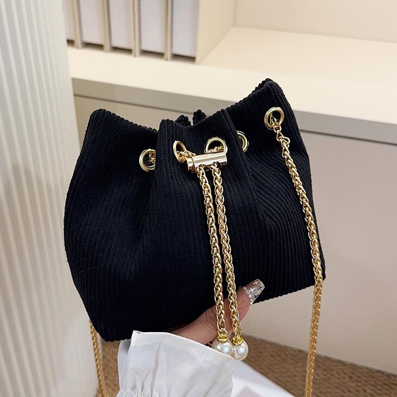 

Korean fashion pump belt bucket bag 2025 new corduroy chain messenger bag personalized ins simple shoulder bag чёрный