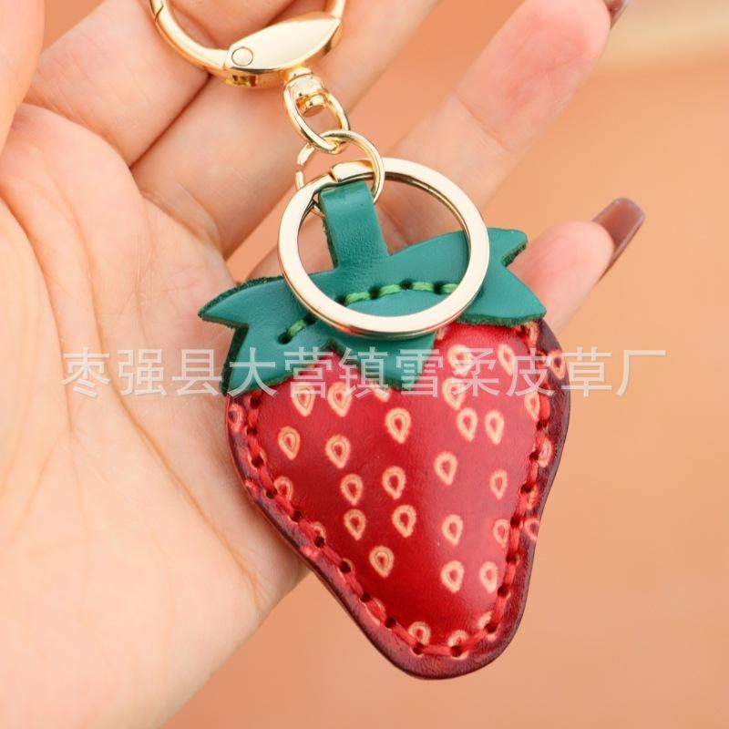 First Layer Cowhide Small Strawberry Keychain Pendant, Locomotive Car Key Chain Accessories, Bag Pendant, Cute Little Gift