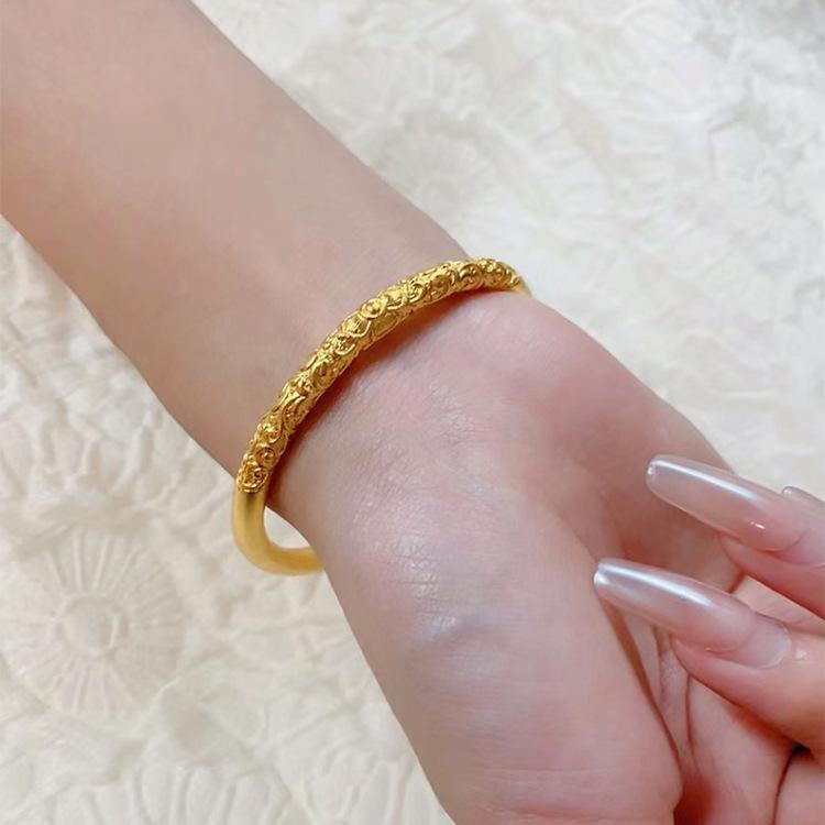 Elegant Coiled Grass Pattern Bracelet: Colorfast, High-End Chinese Style, Perfect Simple Gift for Weddings or Birthdays.