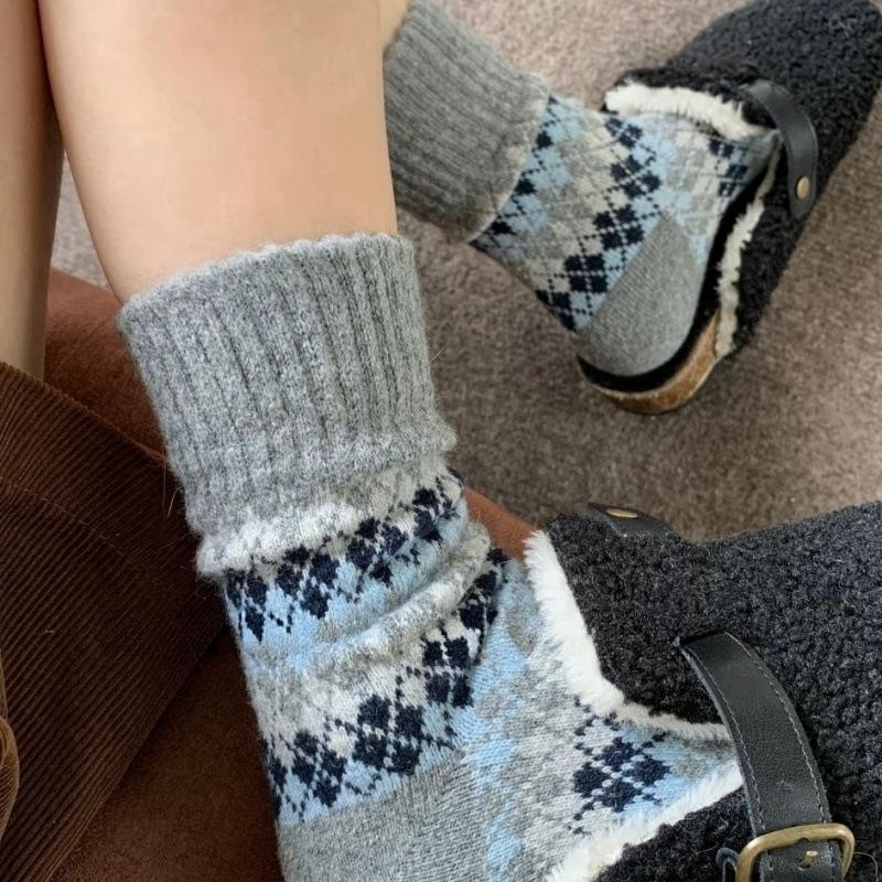 Winter Multi-color Checked Wool Socks for Children, Thick and Warm, Made of Premium Wool, Featuring A Retro Style Reminiscent of The Isle of Fear.