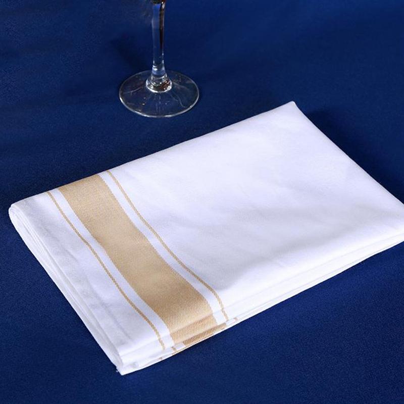 

Чистящая ткань для протирки бокалов для красного вина. Протрите стекло, не оставляя следов. Салфетка для протирки чашек. кофейный