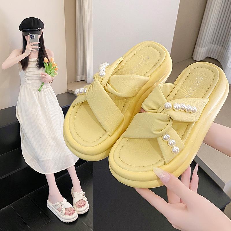 New Chinese style slippers women's summer outer wear pearl niche design sense 2025 new thick-bottomed French explosive sandals