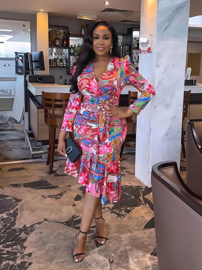 Elegantes Slim-Fit-Druckkleid mit langen Ärmeln und unregelmäßigem Saum für Frühling und Herbst